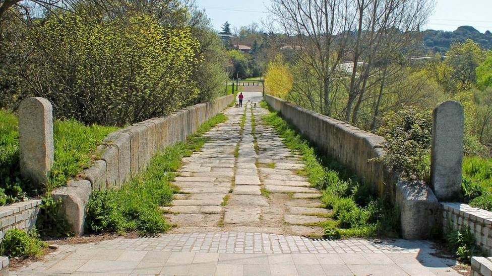 Los caminos permiten conocer puntos de interés histórico como el Puente de Herrera