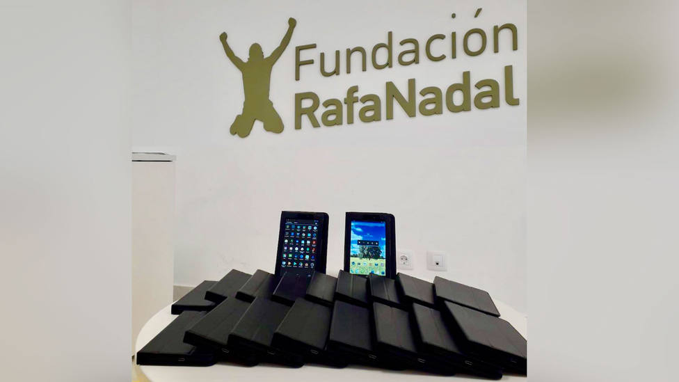 La Fundación Rafa Nadal regala 56 tablets para luchar contra la brecha digital educativa