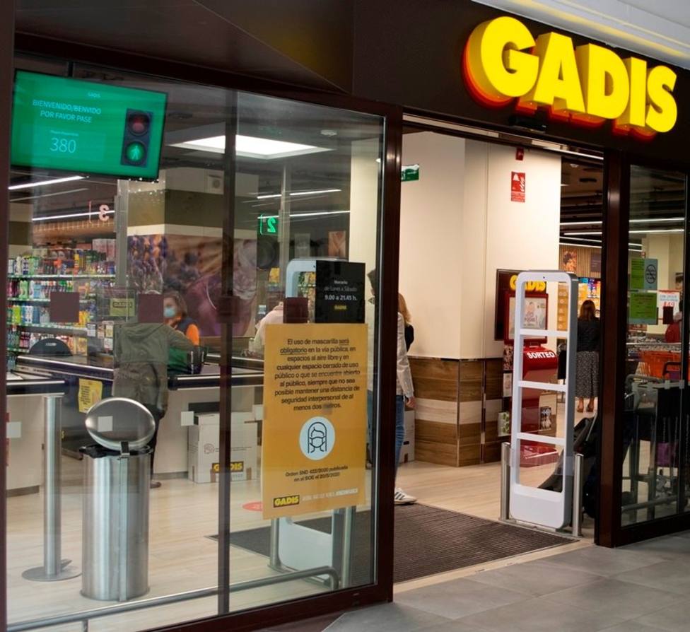 Supermercado con la pantalla de semáforos en la parte superior izquierda - FOTO: GADIS