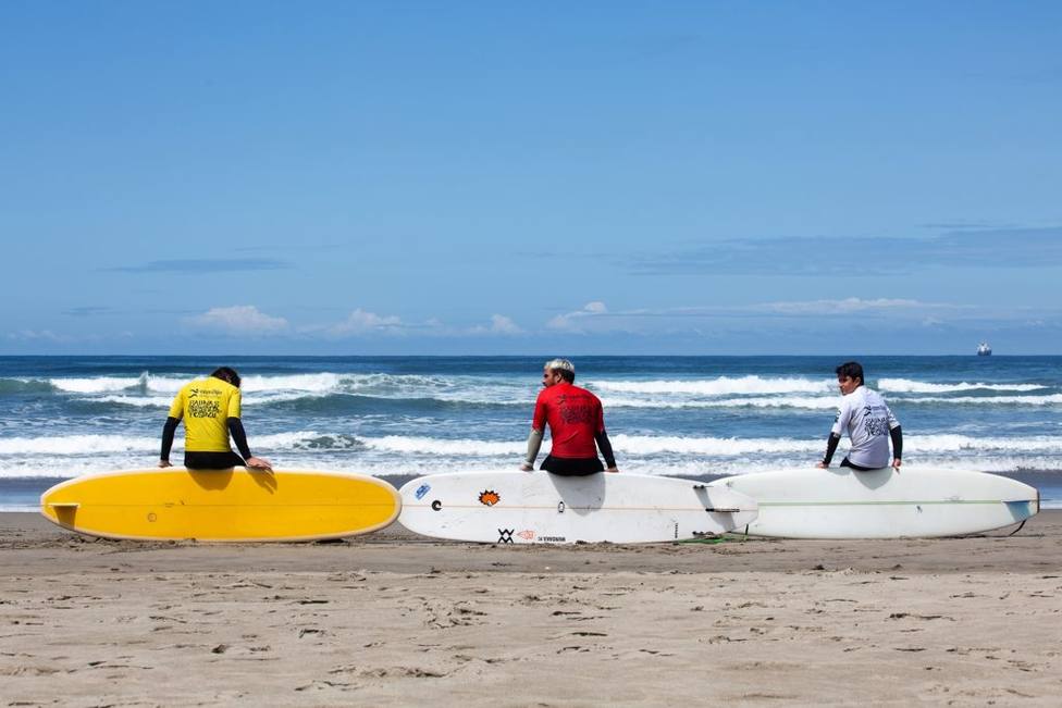 Practicando longboard - FOTO: Surfing.es