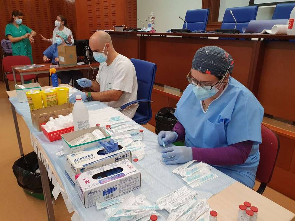 Extremadura da por completa la primera vacunación en residencias y sanitarios en primera línea