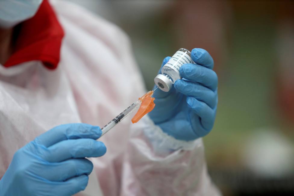 Un sanitario preparando un dosis de la vacuna contra el coronavirus - FOTO: EFE / J. M. García