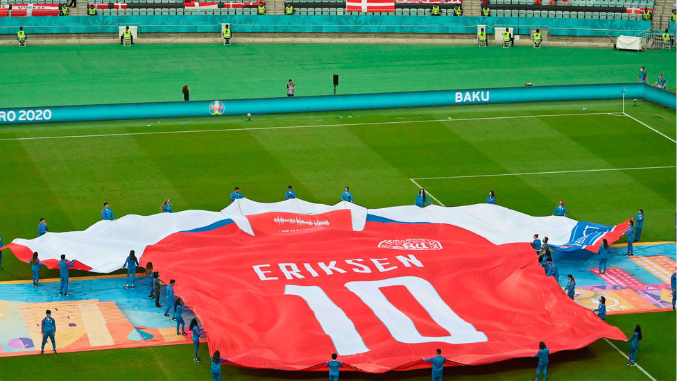 Una camiseta gigante de Eriksen, en la previa del República Checa - Dinamarca, de la Eurocopa 2020