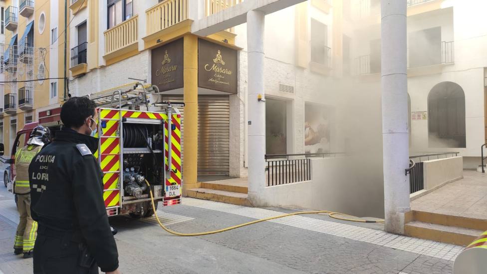 Policía Local y Bomberos de Lorca extinguen un pequeño incendio en un vehículo estacionado en un garaje