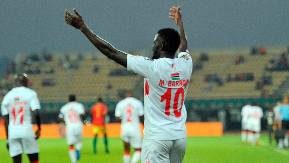 Barrow celebra el gol de Gambia en el partido de octavos de final de la Copa África
