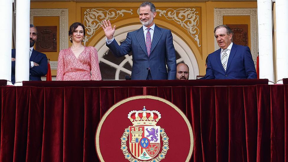Felipe VI en el Palco Real de Las Ventas flanqueado por Isabel Díaz Ayuso y Antonio Bañuelos
