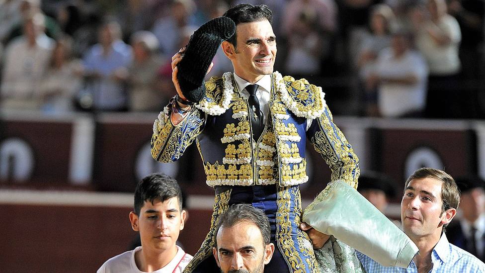 Sergio Serrano en su salida a hombros este viernes en Albacete