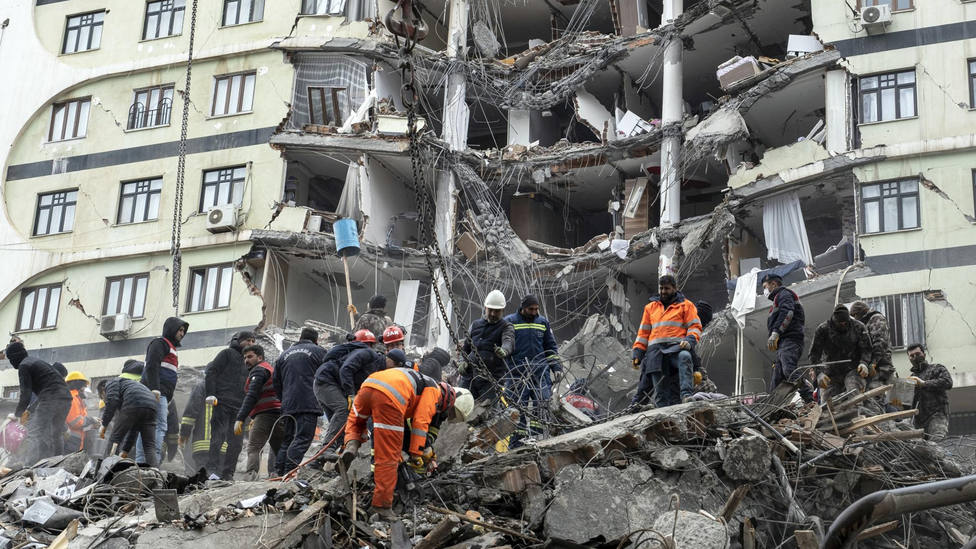 Más de 2.300 muertos por el sismo: al menos 1.498 en Turquía y 851 en Siria