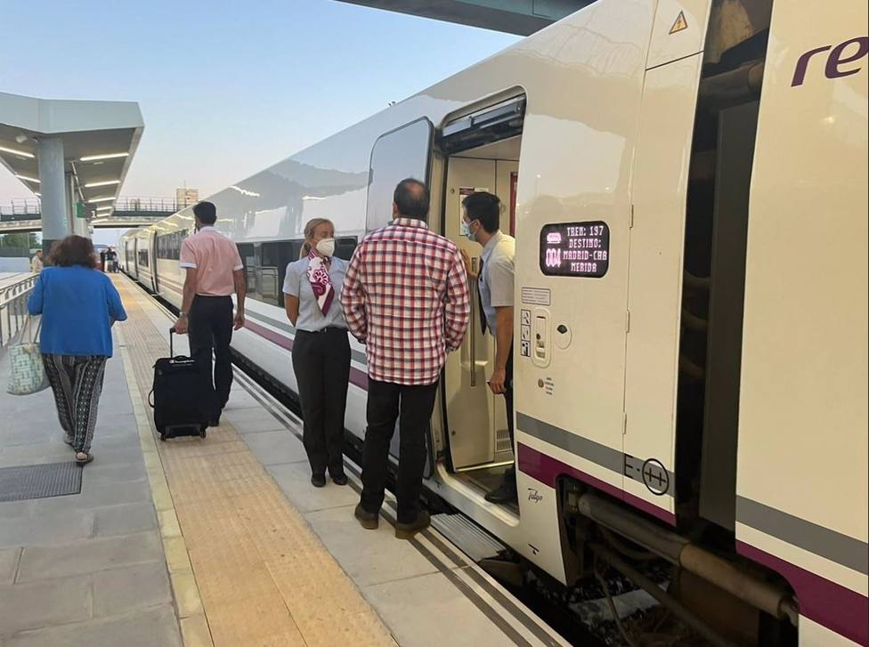 EconomÃ­a.- Los viajeros de trenes Madrid-CÃ¡ceres-Badajoz tendrÃ¡n transporte alternativo por incidente en Fuenlabrada