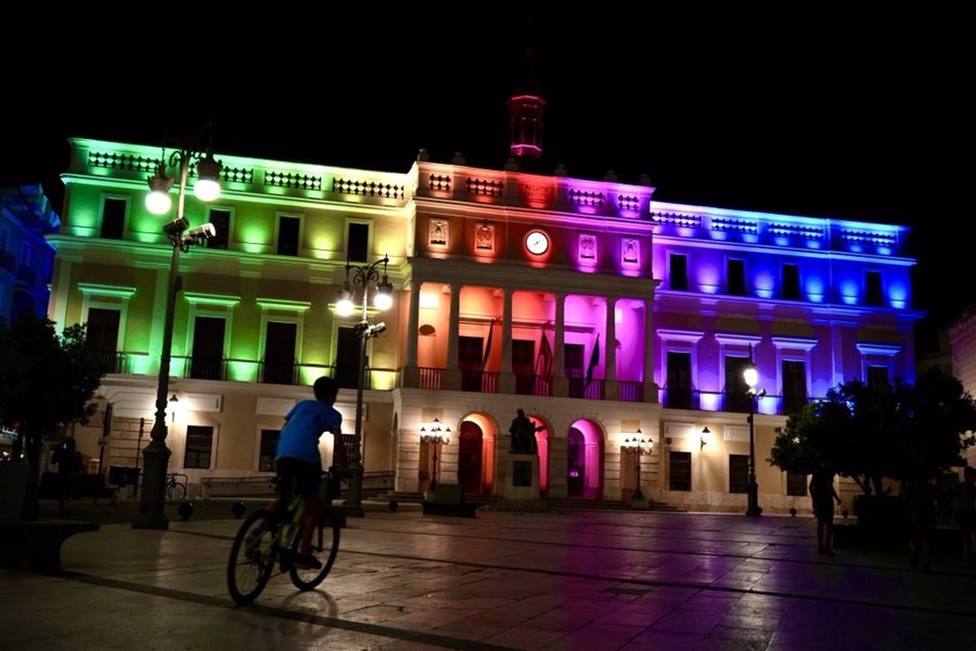 Vox pide retirar la iluminaciÃ³n con los colores del colectivo LGTBI de la fachada del Ayuntamiento de Badajoz