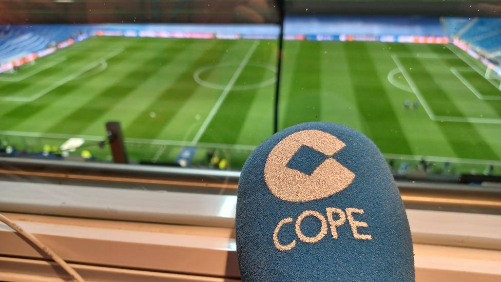 Micrófono de COPE en el Santiago Bernabéu