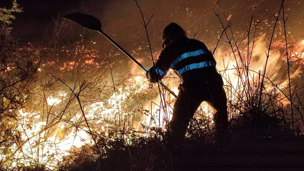 Tres incendios continúan activos en Cantabria