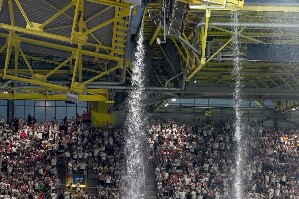 Signal Iduna Park durante el partido entre Alemania y Dinamarca de octavos de final de la EURO
