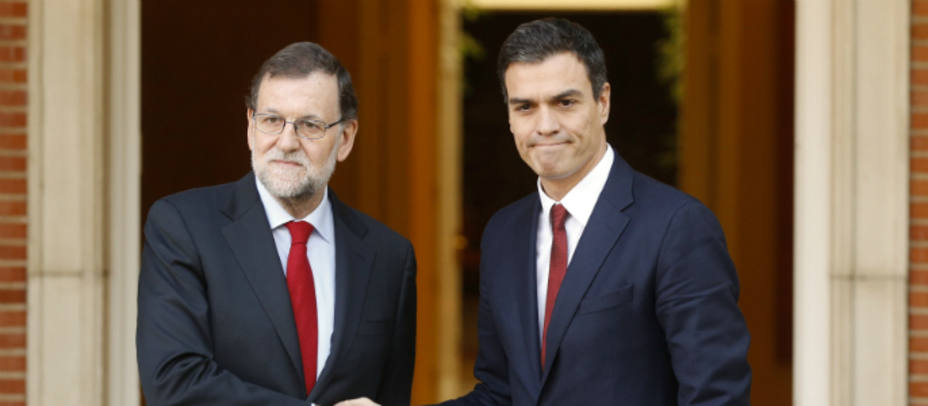 Mariano Rajoy y Pedro Sánchez durante un encuentro anterior en Moncloa. EFE