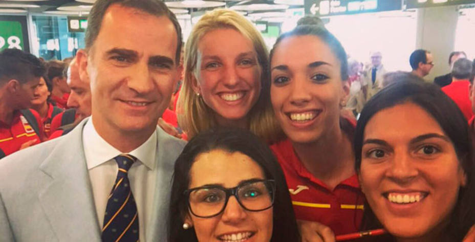 El rey no ha dudado en hacerse selfie con los deportistas (@LeticiaRomero95)