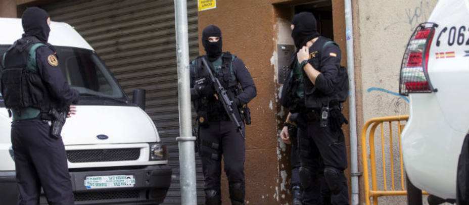Agentes de la Guardia Civil custodian el acceso al domicilio de uno de los dos ciudadanos marroquíes detenidos hoy en Badalona (Barcelona). EFE