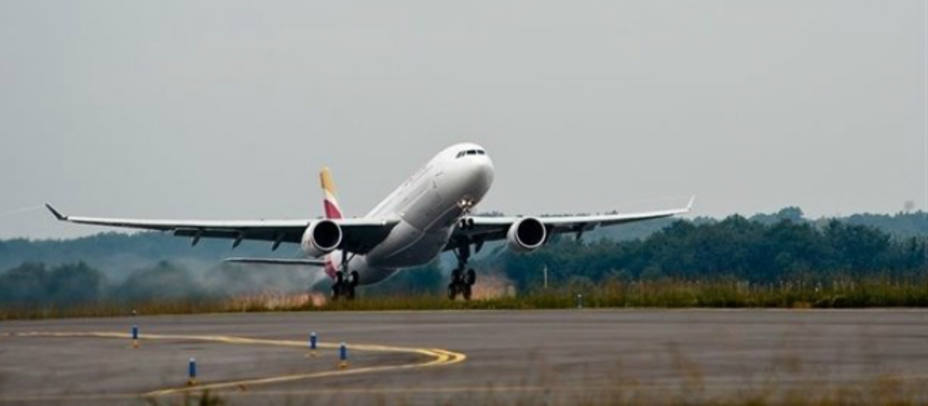 Un avión despegando en el Aeropuerto de San Pablo (Sevilla). Foto EFE