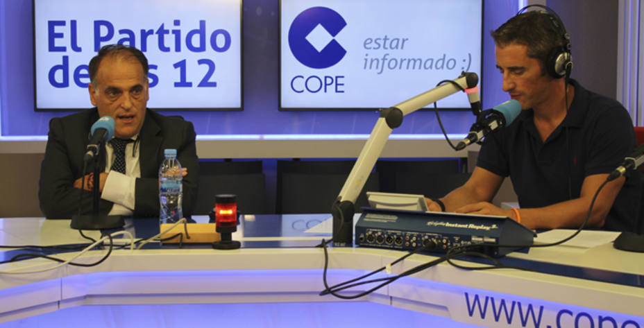 Javier Tebas, en un momento de la entrevista con Joseba Larrañaga, en El Partido de las 12.