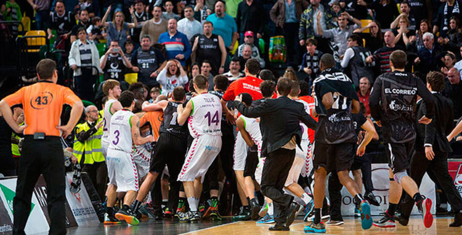 Momento de la pelea entre el Laboral Kutxa y el Bilbao Basket. (www.acb.com)