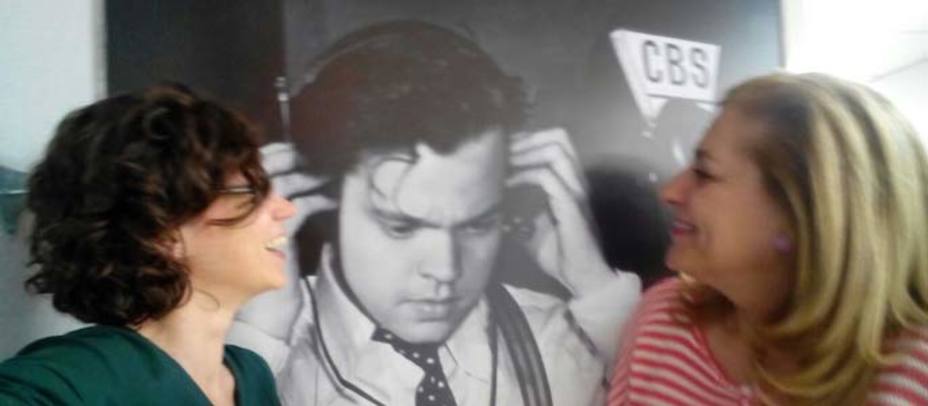 Mayka Jiménez y Raquel Gallego delante de un cartel de Orson Welles