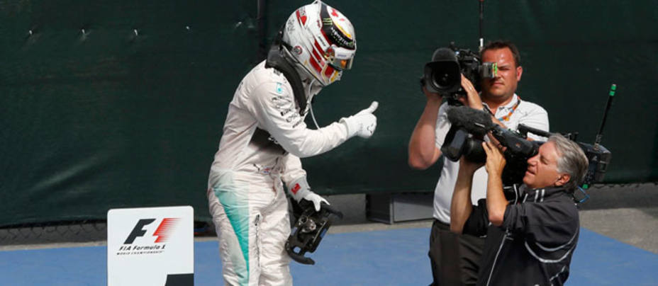 Hamilton celebra el triunfo sobre el circuito Guilles Villeneuve. REUTERS