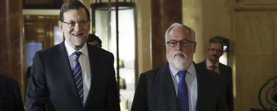 El presidente del Gobierno, Mariano Rajoy junto al cabeza de lista popular a las elecciones europeas, Miguel Arias Cañete. EFE