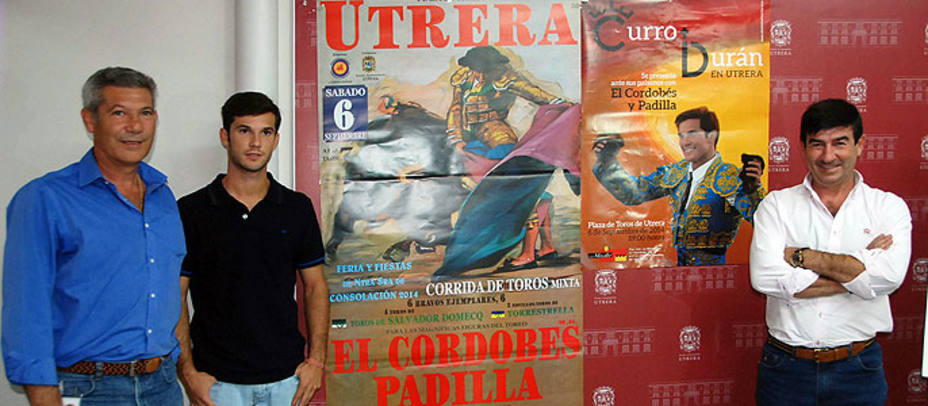 Curro Durán, padre e hijo, y Carmelo García en la presentación del festejo de Utrera. BRAZO MENA