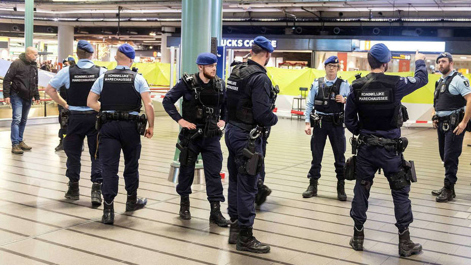 Desalojado el aeropuerto de Schiphol tras disparar la policía a un individuo