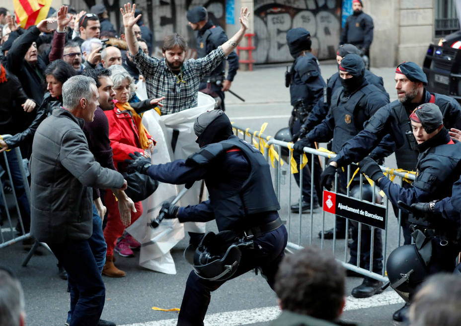 Los Mossos DEsquadra se enfrentan a los manifestantes contra el Rey en Barcelona. REUTERS