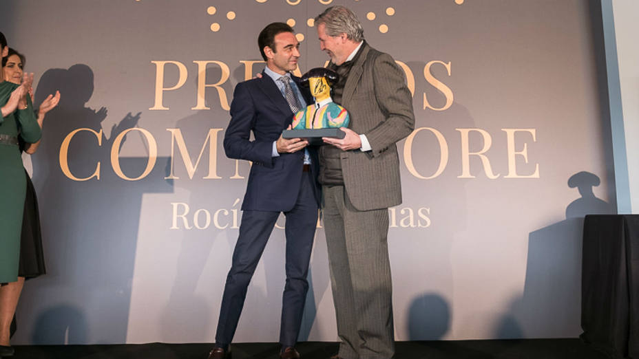 Enrique Ponce recogiendo el Premio Commodore de manos del ministro Íñigo Méndez de Vigo