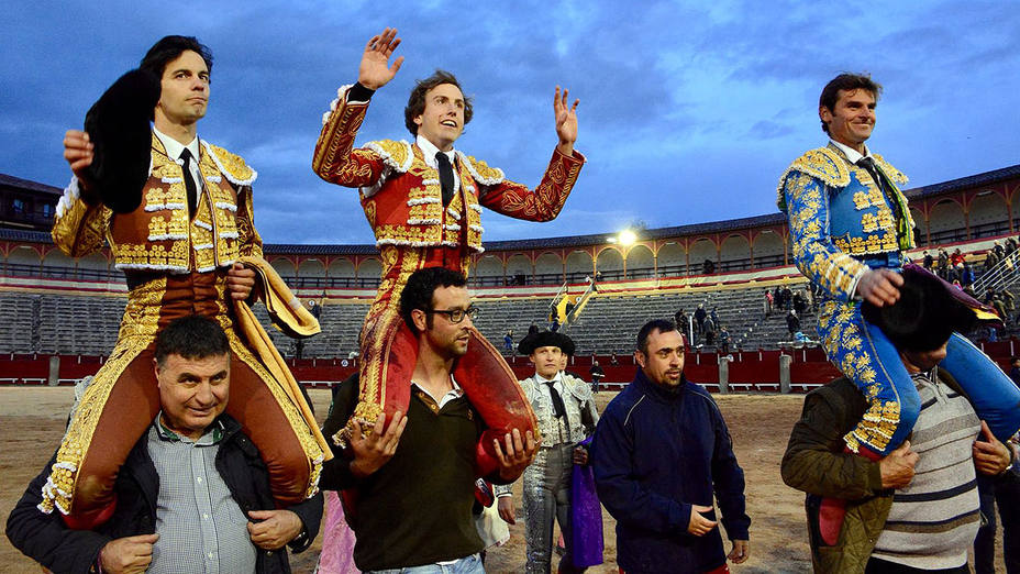Juan del Álamo, Román y Eugenio de Mora, en su salida a hombros este sábado en Toledo