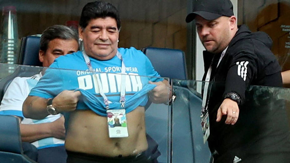 Maradona enseña la tripa durante el Nigeria - Argentina. EFE