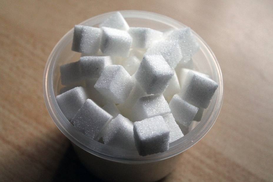 ¿Qué beneficios tiene reducir el azúcar de nuestra dieta?