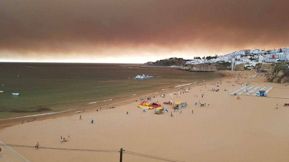 Las playas del Algarve amanecen cubiertas por la densa nube de humo del incendio