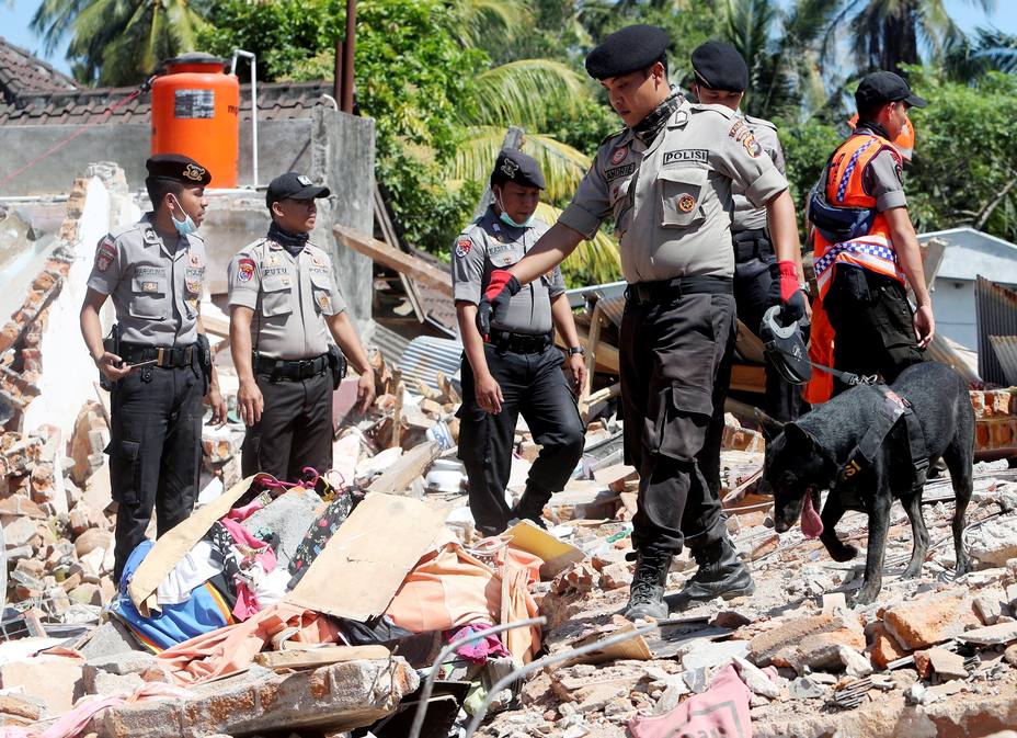 Miles de supervivientes aguardan ayuda tras el fuerte seísmo en Indonesia