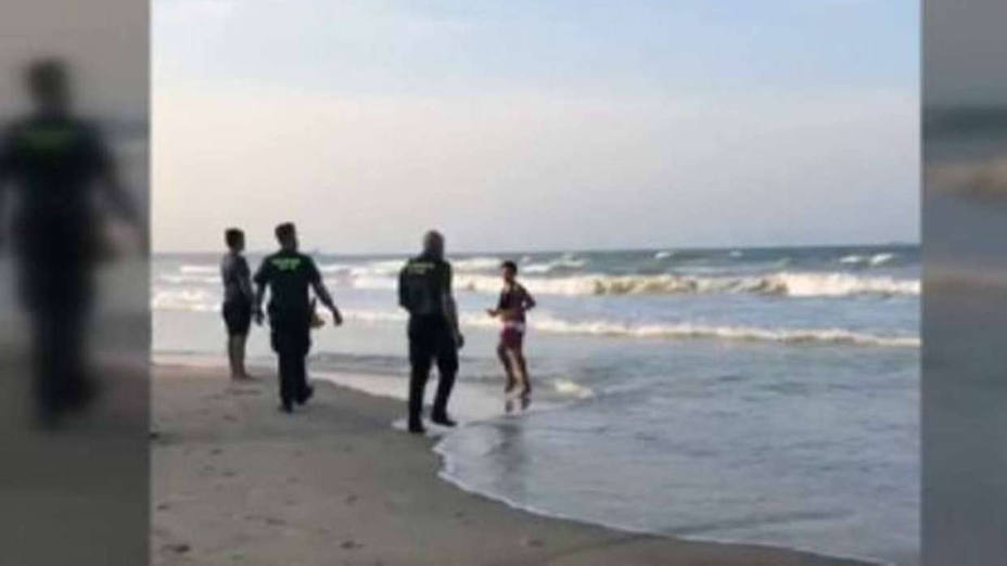 Detenido un bañista por negarse a salir de la playa con bandera roja en Valencia