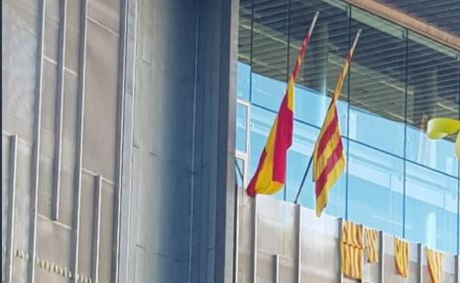 La bandera de España vuelve a ser colocada en la delegación de la Generalitat en Gerona