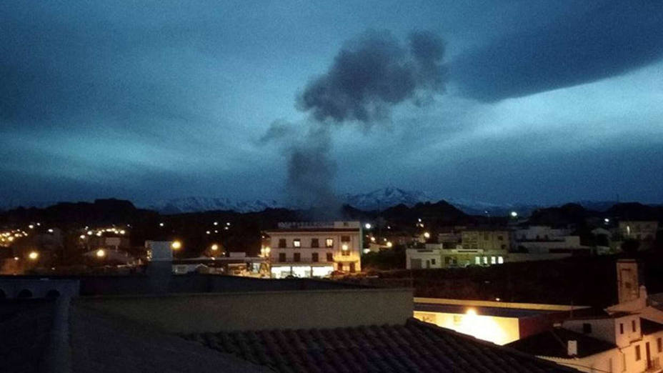 La explosión de una fábrica de pirotecnia en Guadix deja varias personas atrapadas y podría haber muertos