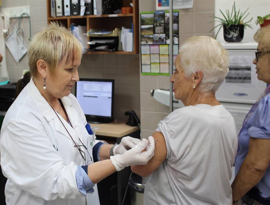 Foto de archivo administrando vacuna contra la gripe - FOTO: Europa Press