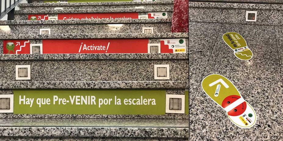 Se han instalado mensajes motivadores en suelo y escaleras