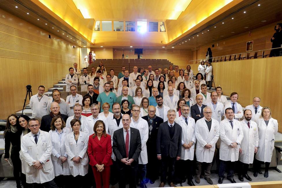 Foto del conselleiro de Sanidade y los profesionales del CHUAC implicados en los trasplantes