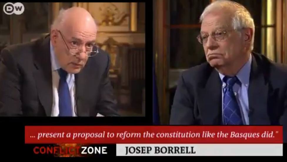 Borrell planta a una televisión alemana durante una entrevista por Cataluña