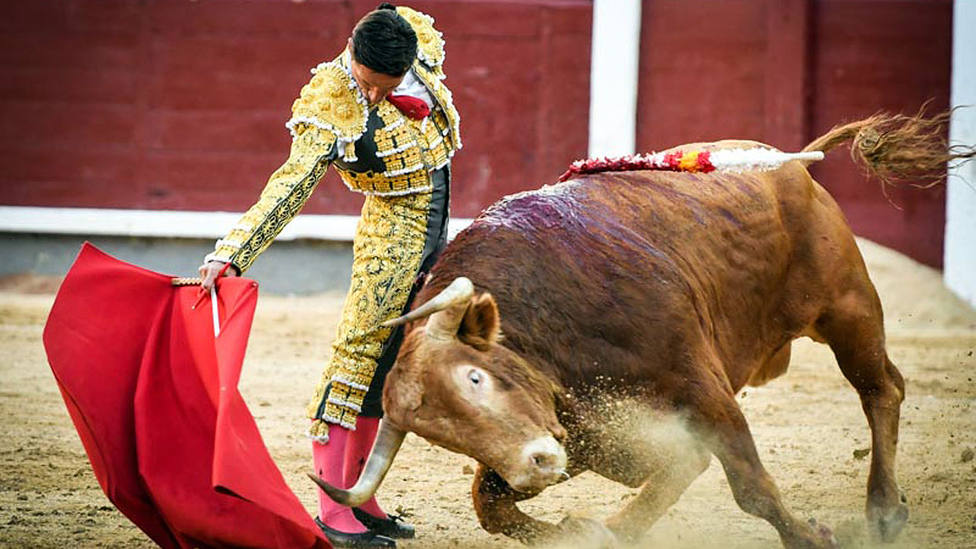 Derechazo de Diego Urdiales al quinto toro de Alcurrucén este viernes en Las Ventas