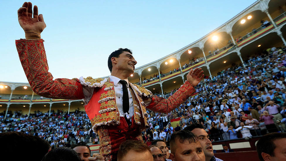 Paco Ureña en su salida a hombros este sábado en la plaza de toros de Las Ventas