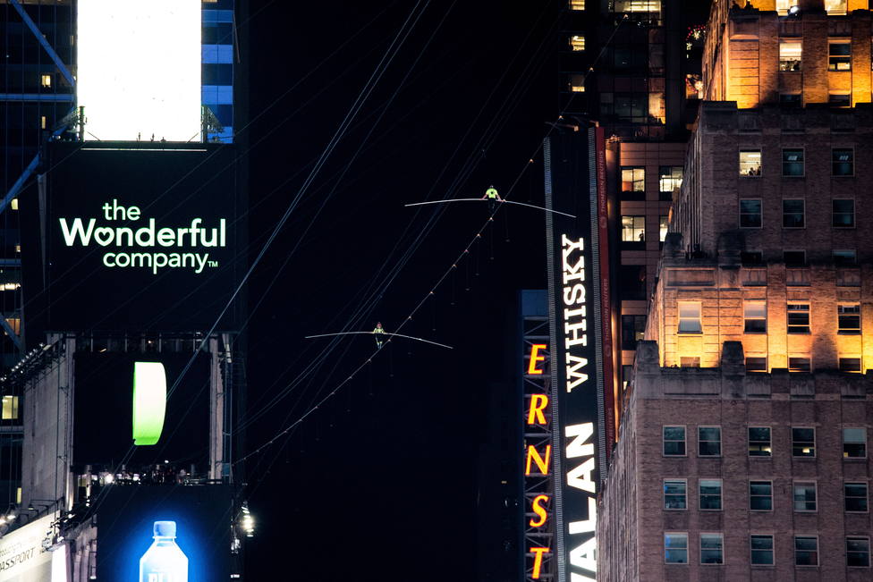 Dos célebres hermanos equilibristas cruzan Times Square por un cable a 25 pisos de altura