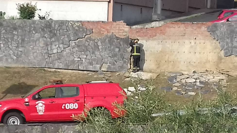 Un efectivo de los Bomberos de Ferrol trabajando en la zona del desprendimiento - FOTO: B. R.