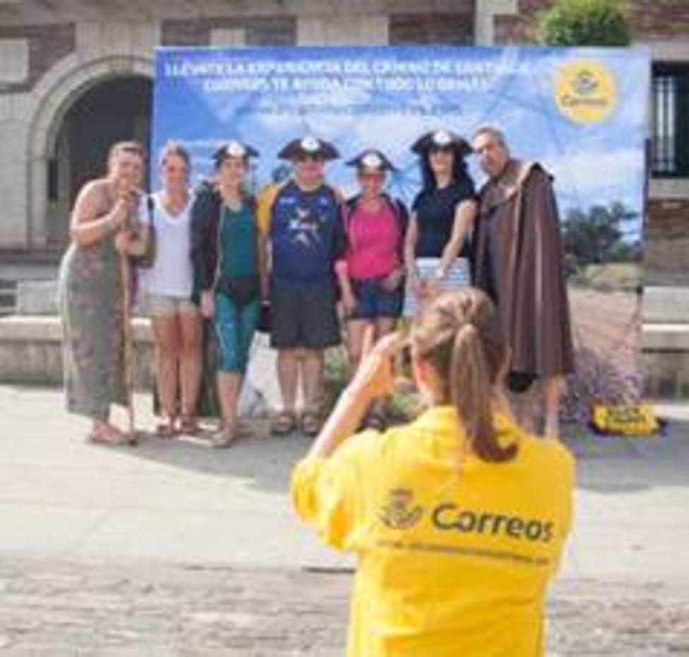 Correos reparte bolsas en Sarria para que los peregrinos reciclen en el Camino de Santiago