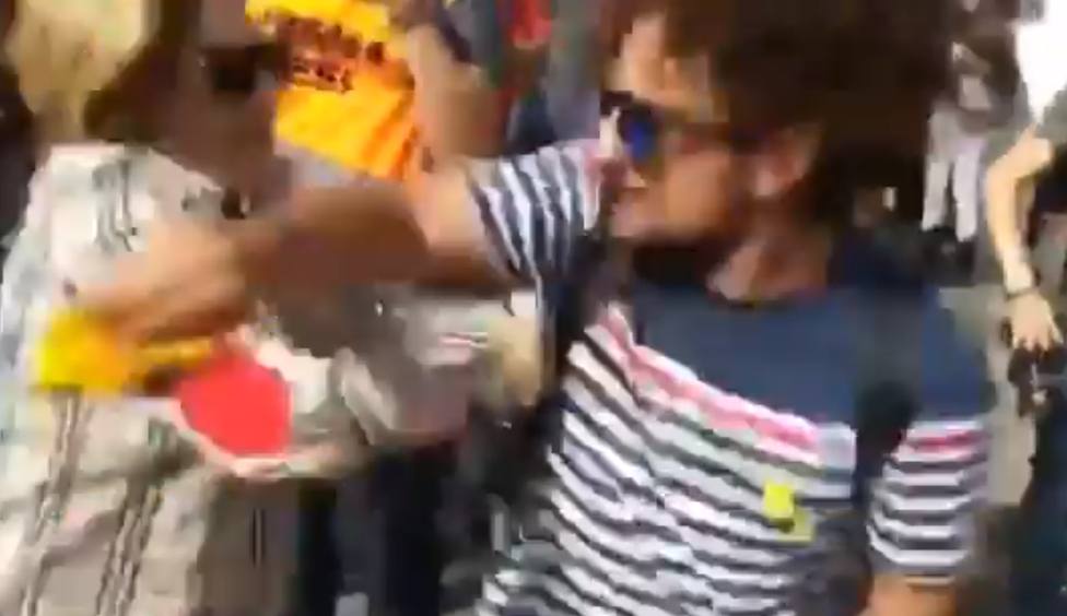La brutal agresión de un independentista a una señora mayor por llevar la bandera de España