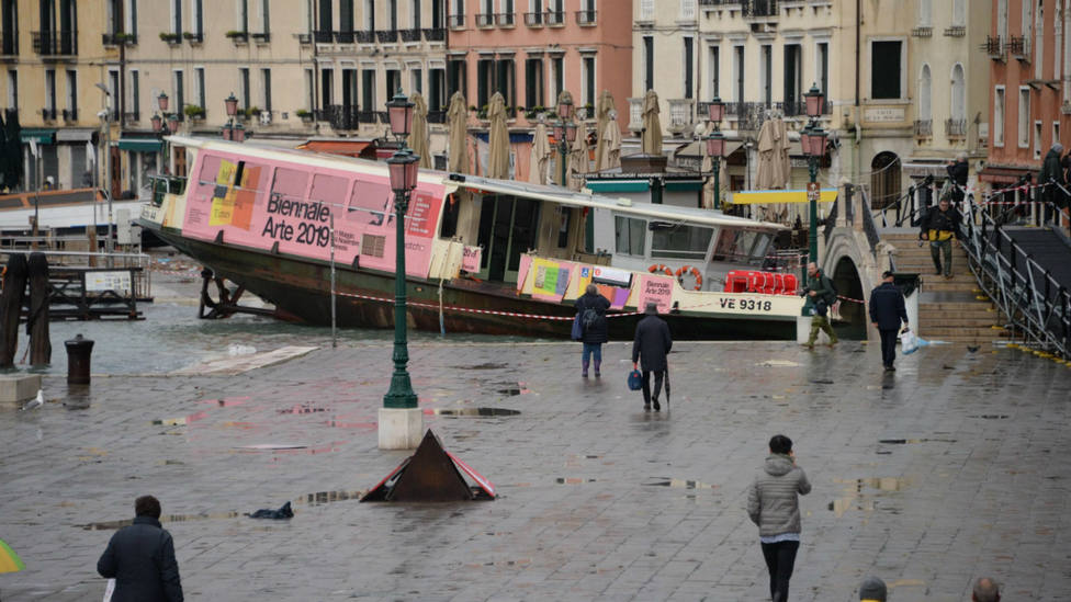 Un ferry varado en los muelles de Venecia por las inundaciones