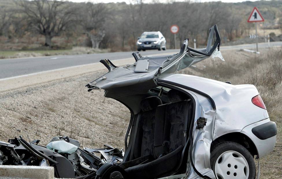 Un coche destrozado tras un accidente mortal